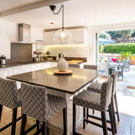 Coquette Villa With Jacuzzi Beach On Foot Holiday home
